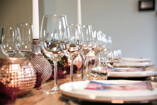 Gedekte tafel met wijnglazen en gerechten – food and wine pairing tips van Vinooh